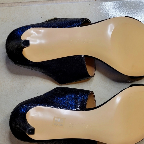 Calvin Klein - Picture 3 of 3